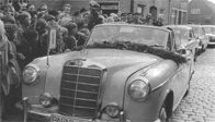 Willi Brandt hält vor dem Rathaus