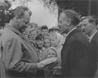 Gerhard Bolt begrüßt Willy Brandt, rechts im Bild Poppe Klaassen, damaliger SPD-Ortsvereinsvorsitzender